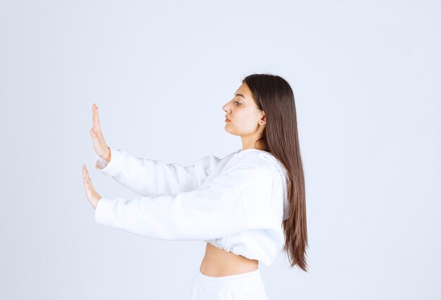 bella ragazza modello che mostra il segnale di stop.