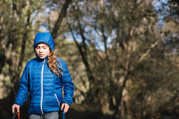 Bella ragazza nella foresta