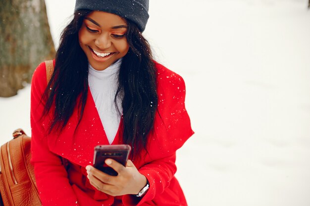 bella ragazza nera in inverno