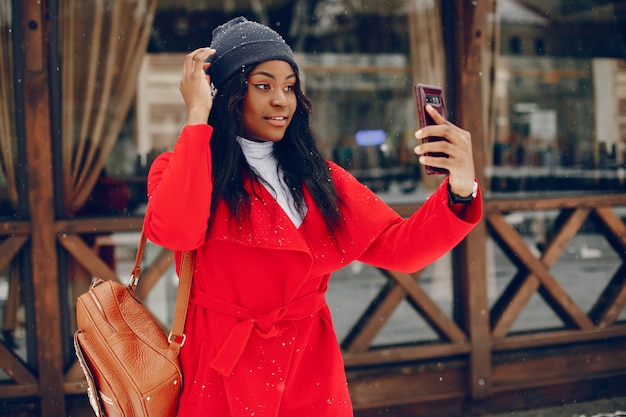 bella ragazza nera in inverno