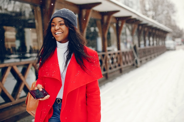 bella ragazza nera in inverno