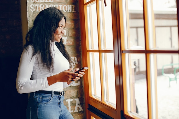 bella ragazza nera in un caffè