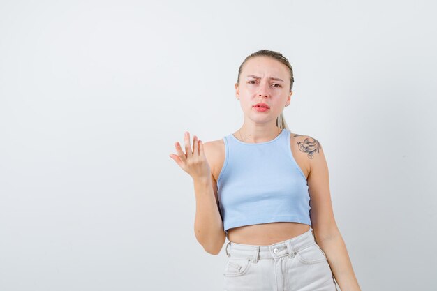 bella ragazza non sa nulla su sfondo bianco