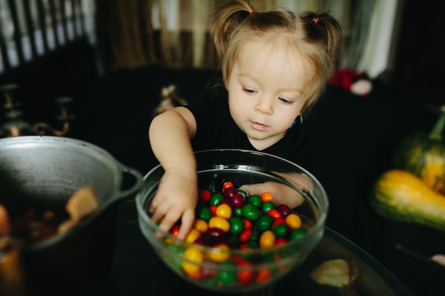 Bella ragazza raccogliendo caramelle colorate