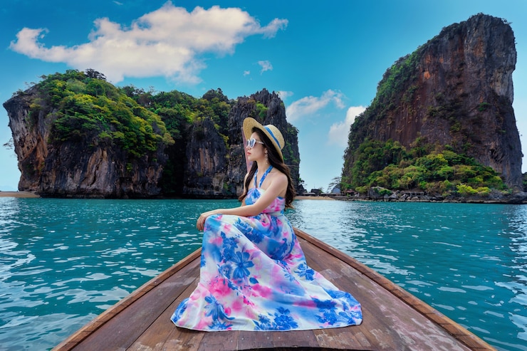 Foto gratuito bella ragazza seduta sulla barca all'isola di james bond a phang nga, thailandia.