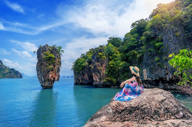 Bella ragazza seduta sulla roccia all'isola di James Bond a Phang nga, Thailandia.