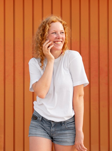 Bella ragazza sorridente di vista frontale