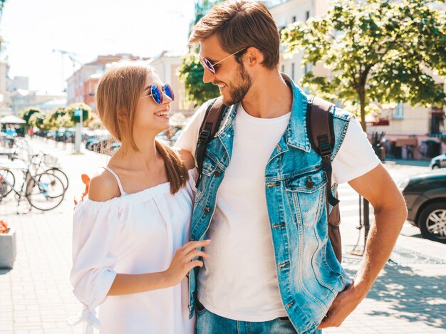 Bella ragazza sorridente e il suo ragazzo bello che camminano nella strada.