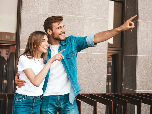 Bella ragazza sorridente e il suo ragazzo bello. Donna in abiti casual jeans estivi.