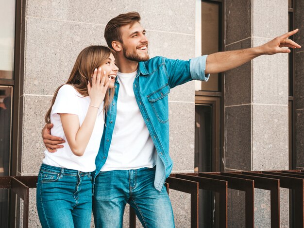 Bella ragazza sorridente e il suo ragazzo bello. Donna in abiti casual jeans estivi.