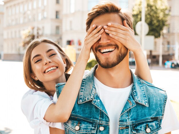 Bella ragazza sorridente e il suo ragazzo bello hipster.