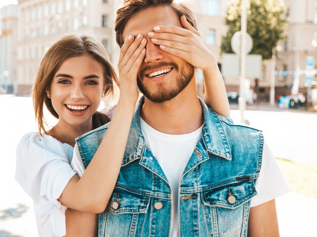 Bella ragazza sorridente e il suo ragazzo bello hipster.