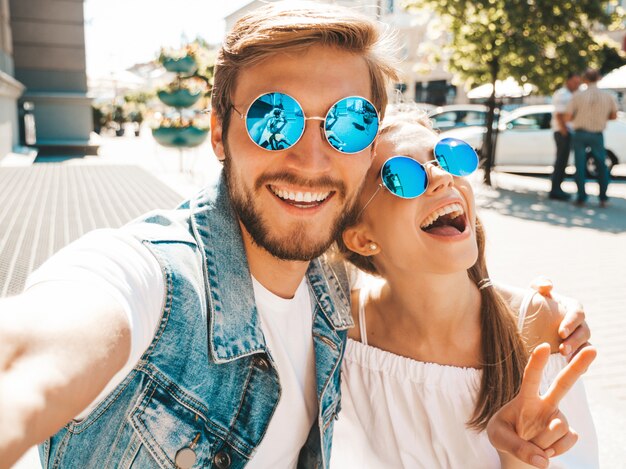 Bella ragazza sorridente e il suo ragazzo bello in abiti casual estivi.