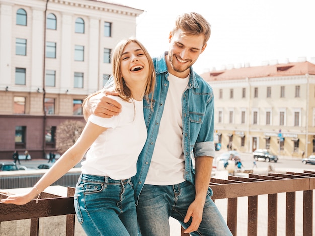 Bella ragazza sorridente e il suo ragazzo bello in abiti casual estivi.