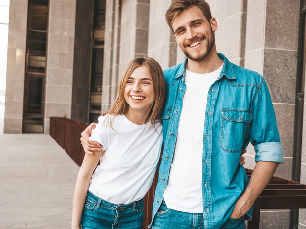 Bella ragazza sorridente e il suo ragazzo bello in abiti casual estivi.