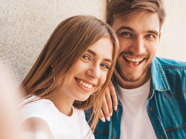 Bella ragazza sorridente e il suo ragazzo bello in abiti casual estivi.