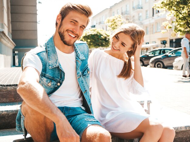 Bella ragazza sorridente e il suo ragazzo bello.