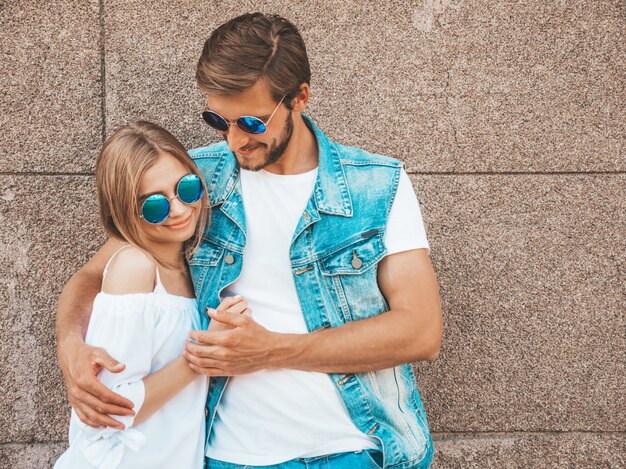 Bella ragazza sorridente e il suo ragazzo bello.