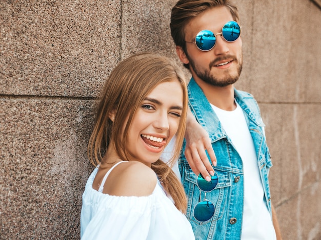 Bella ragazza sorridente e il suo ragazzo bello.