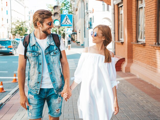 Bella ragazza sorridente e il suo ragazzo bello.