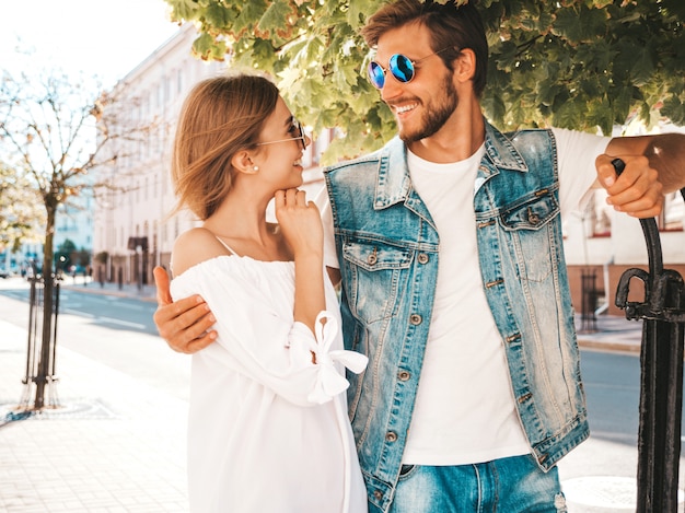 Bella ragazza sorridente e il suo ragazzo bello.