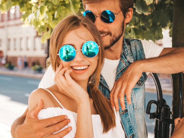 Bella ragazza sorridente e il suo ragazzo bello.