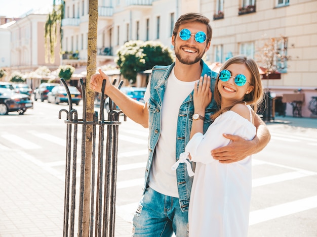 Bella ragazza sorridente e il suo ragazzo bello.