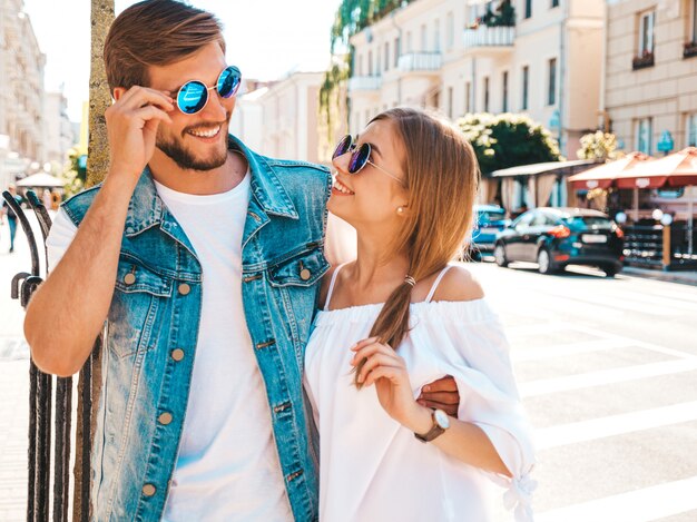 Bella ragazza sorridente e il suo ragazzo bello.