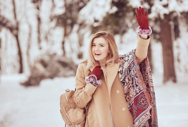 Bella ragazza sorridente in una prospettiva alla moda di inverno