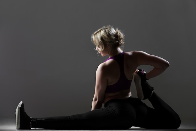 Bella ragazza sportiva pilota allenamento