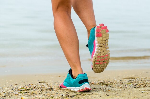 bella ragazza sportiva sulla spiaggia