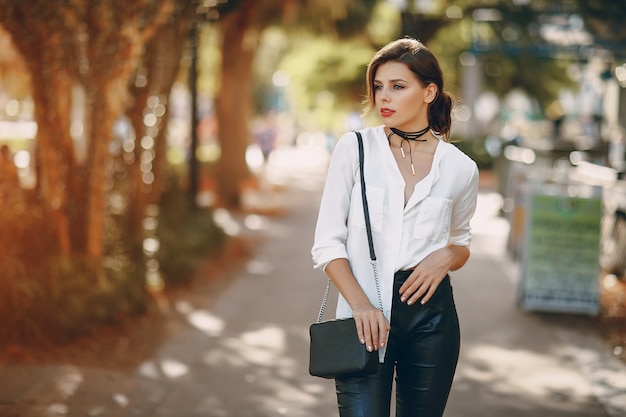 Bella ragazza sulla strada