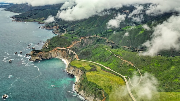 Bella ripresa aerea della costa del mare con foglie verdi e cielo stupefacente nuvoloso