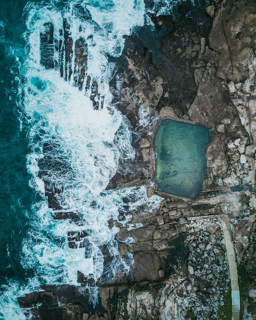 Bella ripresa aerea della costa rocciosa e delle onde dell'oceano