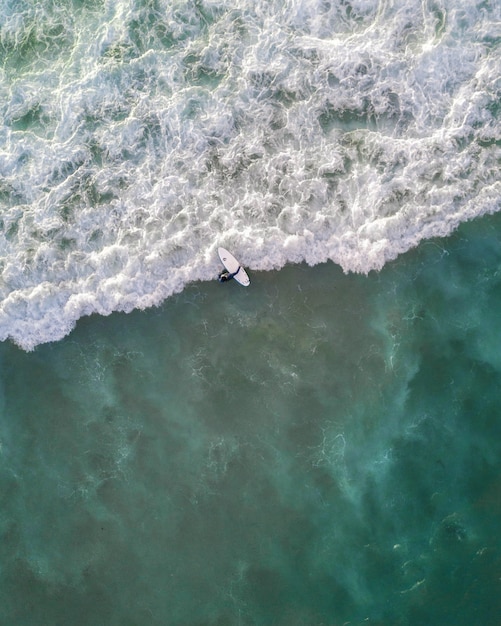 Bella ripresa aerea delle onde dell'oceano dall'alto dall'alto in vista a volo d'uccello - sfondo perfetto