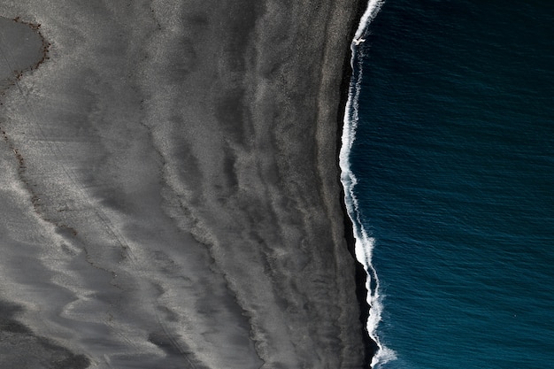 Bella ripresa aerea di un mare e una spiaggia