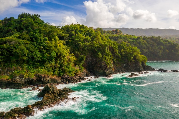 Bella ripresa aerea di una spiaggia dell'isola con un mare sul lato