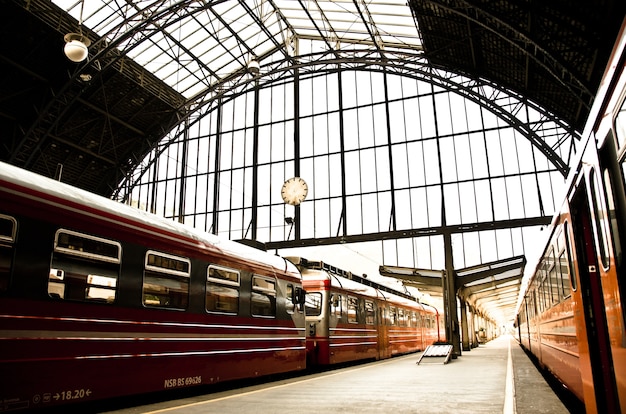 Bella ripresa dei treni che arrivano alla stazione di giorno in Norvegia