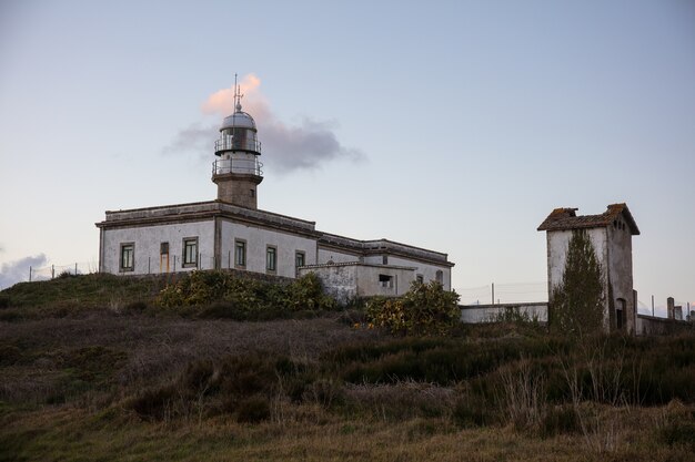 Bella ripresa del faro di Larino su una collina in Galizia in Spagna durante il tramonto