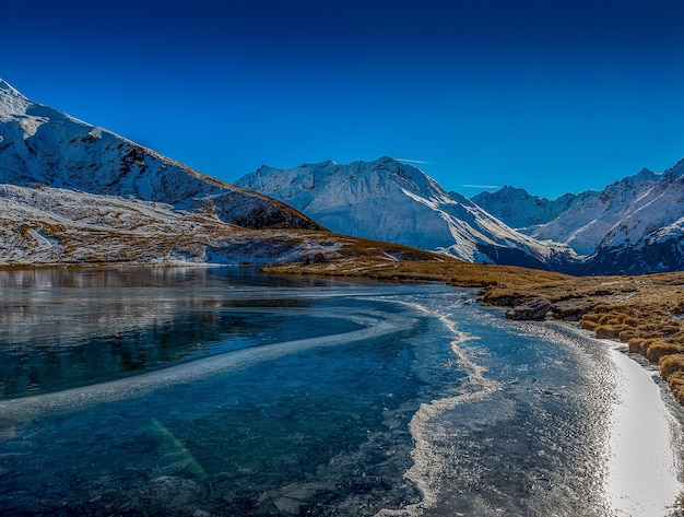 Bella ripresa del lago ghiacciato in montagna