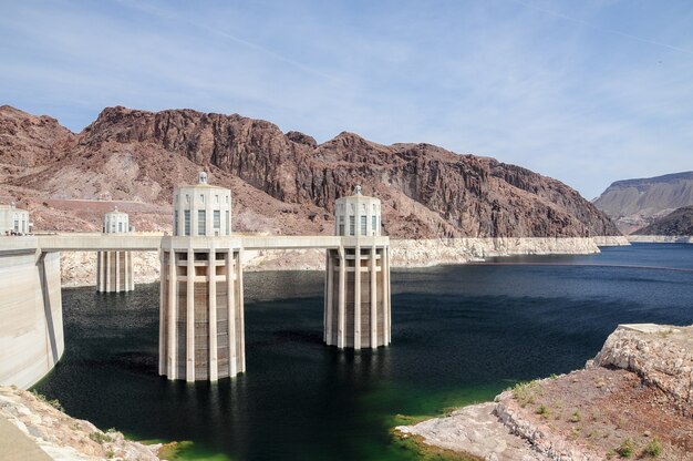 Bella ripresa del Lago Mead e della diga di Hoover negli Stati Uniti con un cielo blu chiaro