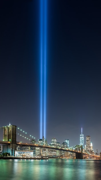 Bella ripresa del parco del ponte di brooklyn di new york city negli Stati Uniti con un raggio di luce blu nel cielo