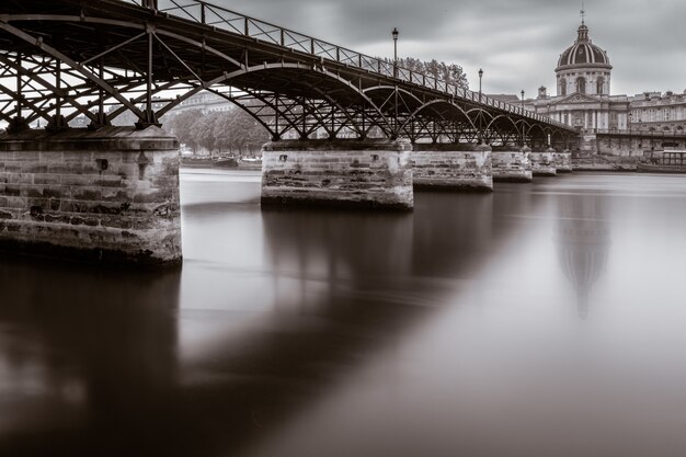 Bella ripresa del Pont des Arts e dell'Istituto di Francia a Parigi, Francia