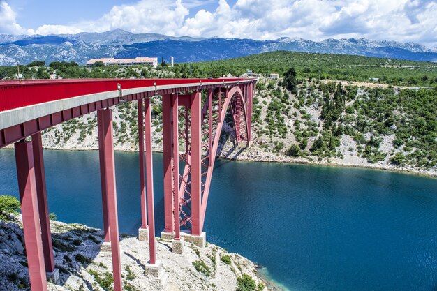 Bella ripresa del ponte di Maslenica sul canale del fiume in Croazia