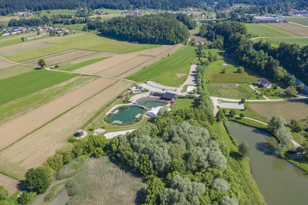 Bella ripresa del resort verde e del parco acquatico circondato da alberi e un grande campo