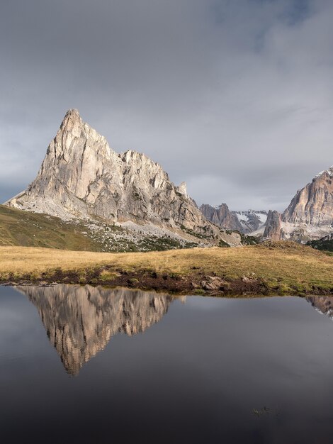 Bella ripresa del riflesso delle montagne in un lago in Italia