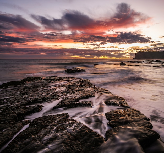 Bella ripresa del tramonto con nuvole colorate sopra il mare