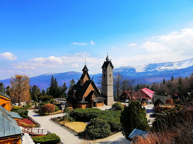 Bella ripresa della chiesa Wang e di una torre a Karpacz, in Polonia