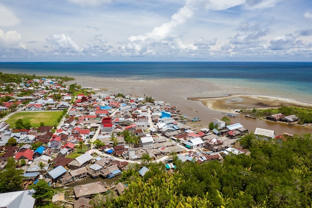 Bella ripresa della città vicino alla riva di un mare calmo nelle isole Mentawai, Indonesia