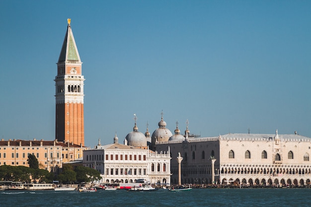 Bella ripresa di edifici e barche in lontananza nei canali di Venezia